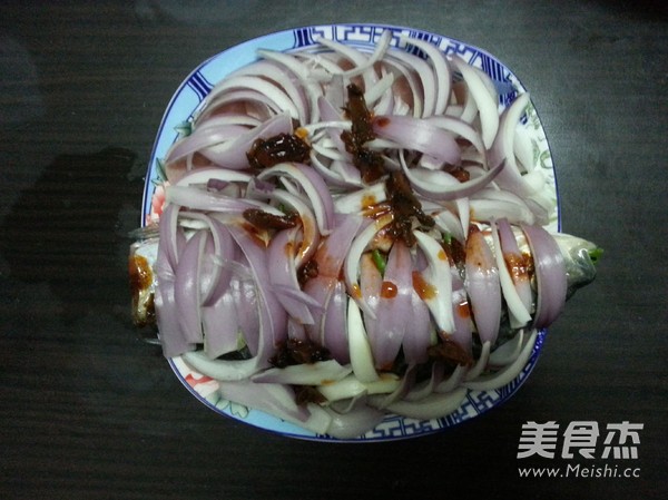 葱蒸<a href=/shicai/shuichanpin/JiYu/index.html target=_blank><u>鲫鱼</u></a>的做法
