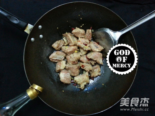 绝佳美味干锅蒜香<a href=/shicai/rouqin/PaiGu/index.html target=_blank><u>排骨</u></a>的做法