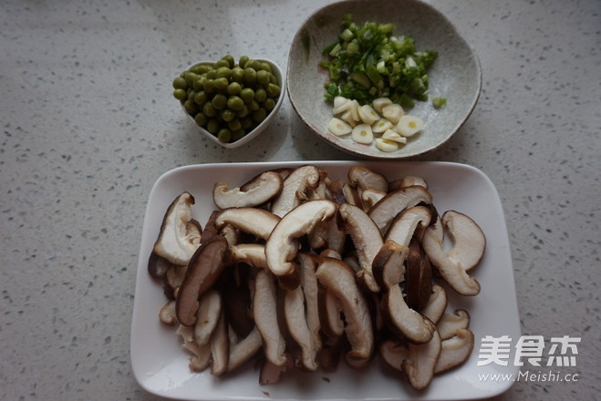 <a href=/shicai/shucai/XiangGu/index.html target=_blank><u>香菇</u></a>焖<a href=/shicai/rouqin/LiJi/index.html target=_blank><u>里脊</u></a>的做法