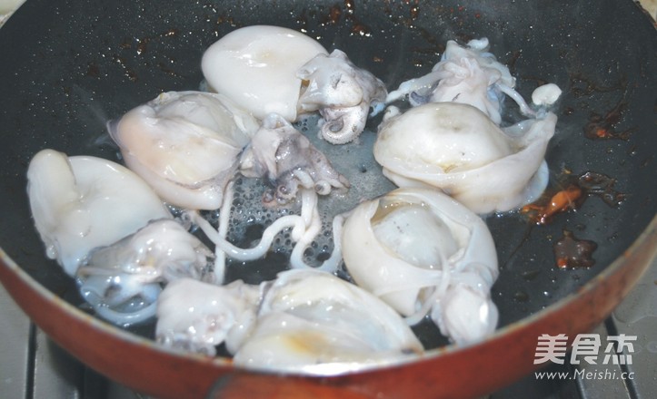 红烧小<a href=/shicai/shuichanpin/MoYu/index.html target=_blank><u>墨鱼</u></a><a href=/shicai/rouqin/AnChun/index.html target=_blank><u>鹌鹑</u></a>蛋的做法