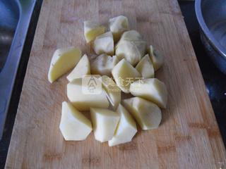 <a href=/shicai/rouqin/ZhengJi/index.html target=_blank><u>鸡肉</u></a>烩<a href=/shicai/shucai/TuDou/index.html target=_blank><u>土豆</u></a>