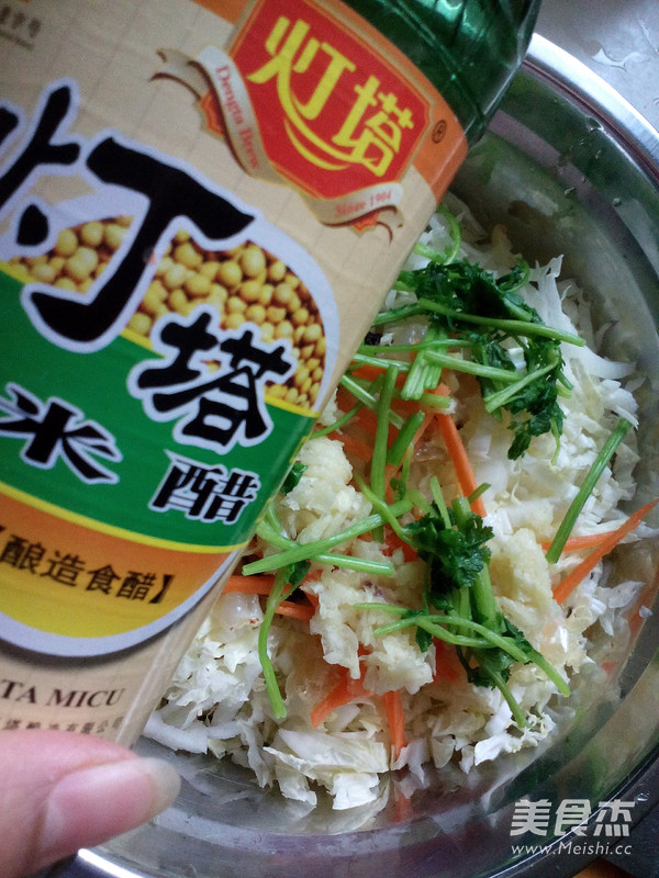 <a href=/shicai/shuichanpin/HaiZheTou/index.html target=_blank><u><a href=/shicai/shuichanpin/HaiZhe/index.html target=_blank><u>海蜇</u></a>头</u></a>拌白<a href=/shicai/shucai/CaiXin/index.html target=_blank><u>菜心</u></a>的做法