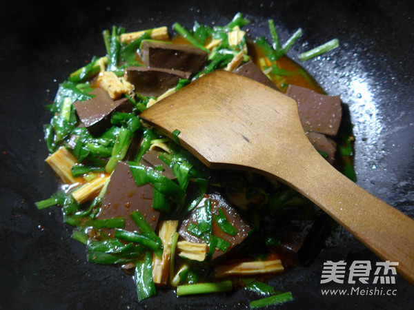 <a href=/shicai/shucai/JiuCai/index.html target=_blank><u>韭菜</u></a><a href=/shicai/mimian/FuZhu/index.html target=_blank><u>腐竹</u></a>煮<a href=/shicai/rouqin/YaXie/index.html target=_blank><u>鸭<a href=/shicai/rouqin/Xue/index.html target=_blank><u>血</u></a></u></a>的做法