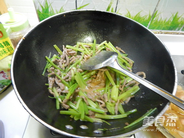 <a href=/shicai/shucai/QinCai/index.html target=_blank><u>芹菜</u></a>炒<a href=/shicai/rouqin/NiuRou/index.html target=_blank><u>牛肉</u></a>丝的做法