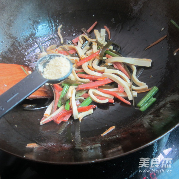 <a href=/shicai/shucai/QinCai/index.html target=_blank><u>芹菜</u></a>烤肠<a href=/shicai/shuichanpin/HaiDai/index.html target=_blank><u>海带</u></a>咝的做法