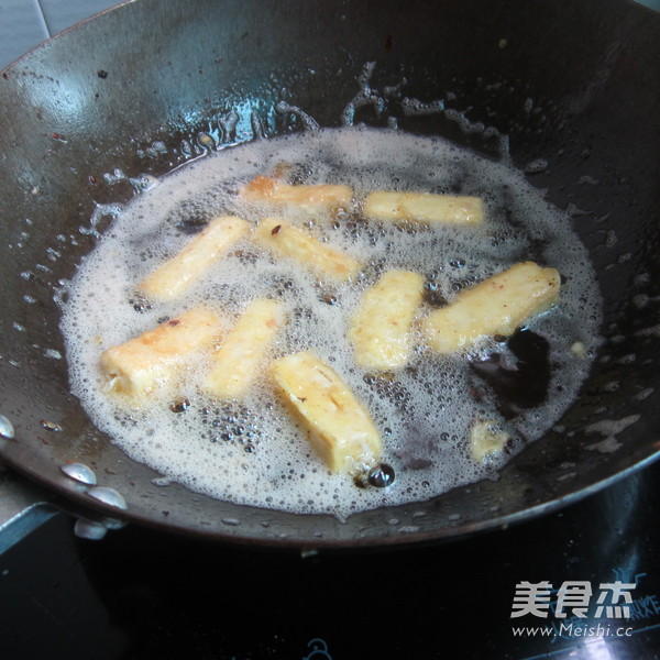 <a href=/shicai/mimian/HeiDou/index.html target=_blank><u>黑豆</u></a>豉煮<a href=/shicai/mimian/DouFu/index.html target=_blank><u>豆腐</u></a>的做法