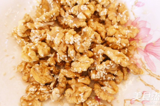 蜜汁核<a href=/shicai/guopin/Tao/index.html target=_blank><u>桃</u></a>的做法