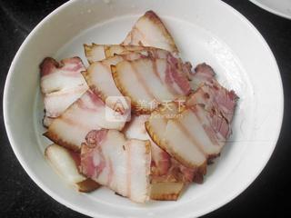 干煸<a href=/shicai/rouqin/LaRou/index.html target=_blank><u>腊肉</u></a><a href=/shicai/shucai/XingBaoGu/index.html target=_blank><u><a href=/shicai/guopin/Xing/index.html target=_blank><u>杏</u></a>鲍菇</u></a>