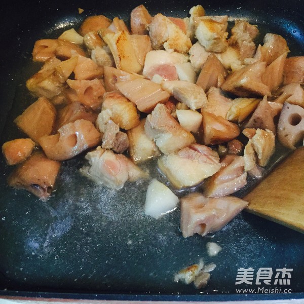 <a href=/shicai/rouqin/ZhuRou/index.html target=_blank><u>猪肉</u></a>焖<a href=/shicai/shucai/LianOu/index.html target=_blank><u>莲<a href=/shicai/shucai/Ou/index.html target=_blank><u>藕</u></a></u></a>的做法