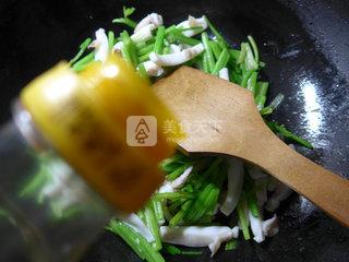 <a href=/shicai/shucai/QinCai/index.html target=_blank><u>芹菜</u></a>炒乌贼