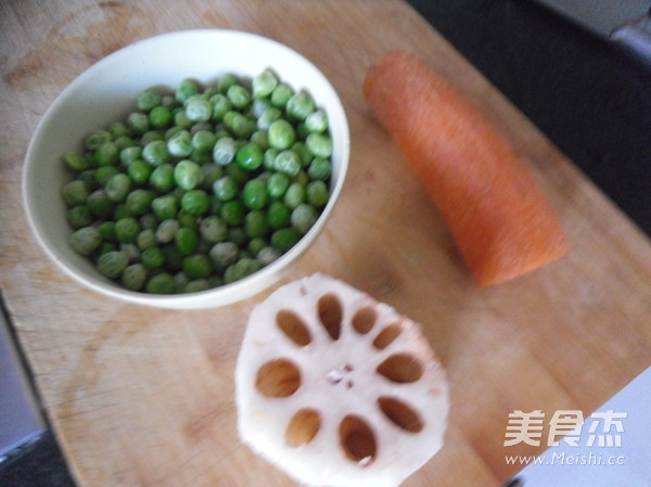 <a href=/shicai/shucai/LianOu/index.html target=_blank><u>莲<a href=/shicai/shucai/Ou/index.html target=_blank><u>藕</u></a></u></a><a href=/shicai/shucai/WanDou/index.html target=_blank><u>豌豆</u></a>粒的做法