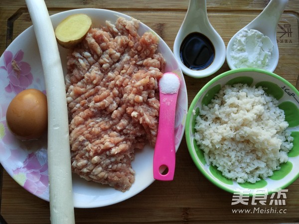 <a href=zt/hsszt target=_blank><u>红烧狮子头</u></a>的做法