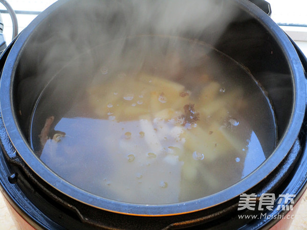 <a href=/shicai/rouqin/NiuGu/index.html target=_blank><u>牛骨</u></a>炖<a href=/shicai/shucai/ShanYao/index.html target=_blank><u>山药</u></a>的做法