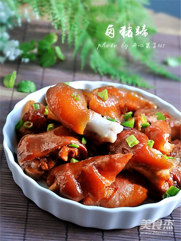 电压力锅版卤<a href=/shicai/rouqin/ZhuTi/index.html target=_blank><u>猪蹄</u></a>的做法