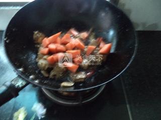 红<a href=/shicai/shucai/LuoBo/index.html target=_blank><u>萝卜</u></a>烧<a href=/shicai/rouqin/PaiGu/index.html target=_blank><u>排骨</u></a>