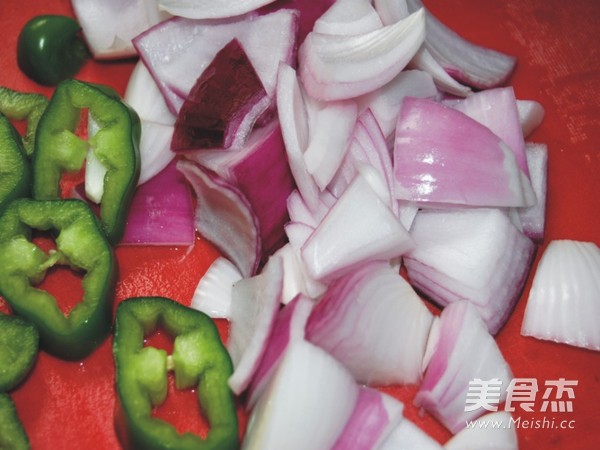 <a href=/shicai/shucai/YangCong/index.html target=_blank><u>洋葱</u></a>炒<a href=/shicai/rouqin/NiuRou/index.html target=_blank><u>牛肉</u></a>片的做法