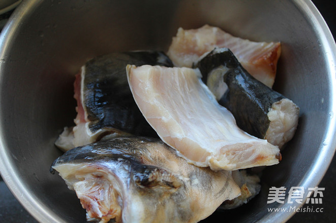 <a href=/shicai/guopin/ZhiMa/index.html target=_blank><u>芝麻</u></a>五香鱼块的做法