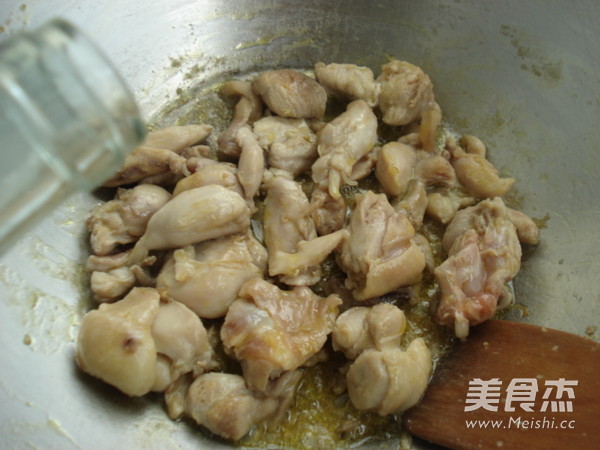 <a href=/shicai/shucai/KouMo/index.html target=_blank><u>口蘑</u></a>咖喱鸡的做法