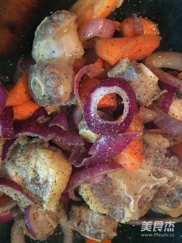 法式红酒煨<a href=/shicai/rouqin/NiuWei/index.html target=_blank><u>牛尾</u></a>的做法