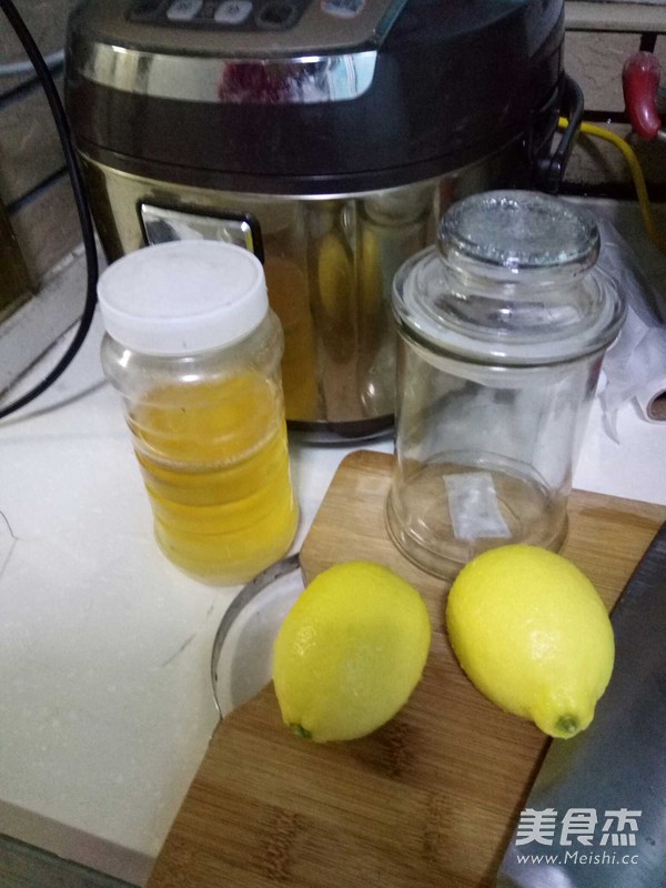 <a href=/shicai/guopin/NingMeng/index.html target=_blank><u>柠檬</u></a><a href=/shicai/diaoweipin/FengMi/index.html target=_blank><u>蜂蜜</u></a>的做法