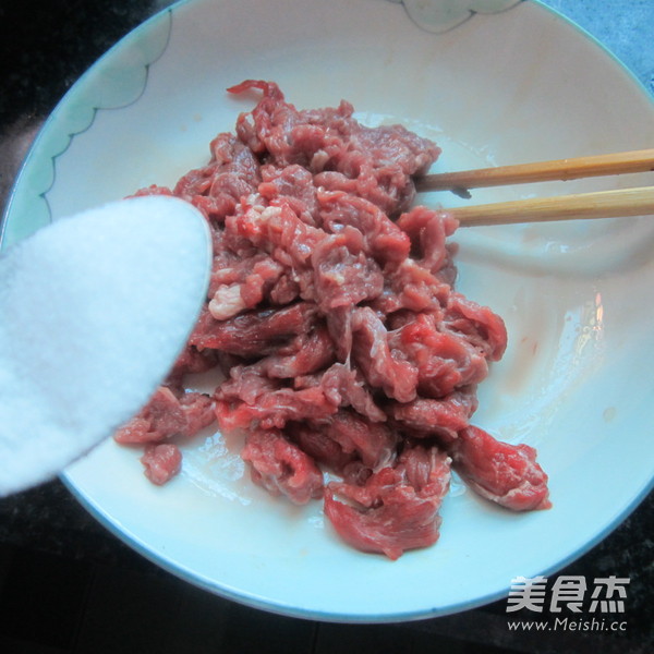 孜然啤酒<a href=/shicai/rouqin/NiuRou/index.html target=_blank><u>牛肉</u></a>的做法