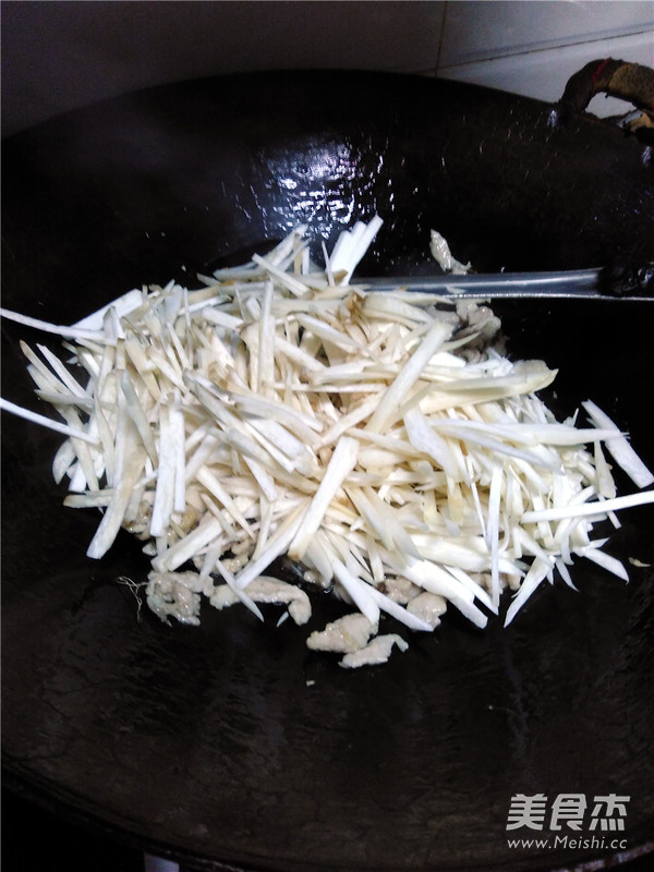 <a href=/shicai/shucai/XingBaoGu/index.html target=_blank><u><a href=/shicai/guopin/Xing/index.html target=_blank><u>杏</u></a>鲍菇</u></a>肉丝的做法