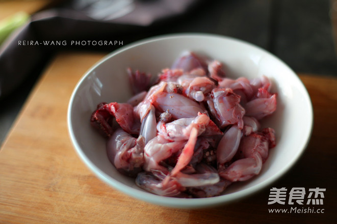 干锅香辣<a href=/shicai/shuichanpin/NiuWa/index.html target=_blank><u>牛蛙</u></a>的做法