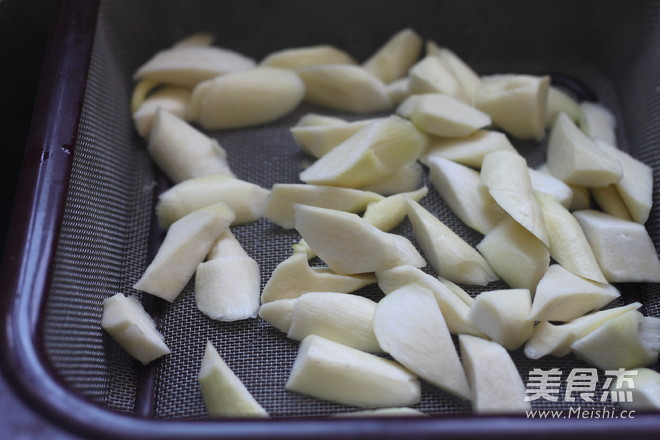 油焖<a href=/shicai/shucai/JiaoBai/index.html target=_blank><u>茭白</u></a>的做法