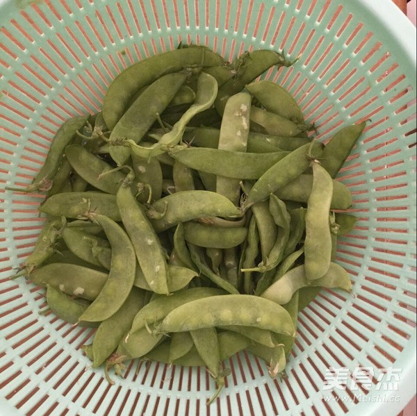 <a href=/shicai/shucai/HeLanDou/index.html target=_blank><u>荷兰豆</u></a>炒<a href=/shicai/shuichanpin/YouYu/index.html target=_blank><u>鱿鱼</u></a>的做法