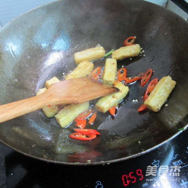 <a href=/shicai/mimian/HeiDou/index.html target=_blank><u>黑豆</u></a>豉煮<a href=/shicai/mimian/DouFu/index.html target=_blank><u>豆腐</u></a>的做法