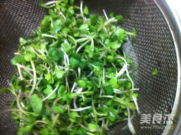 鸡丝<a href=/shicai/shucai/LuoBo/index.html target=_blank><u>萝卜</u></a>苗的做法