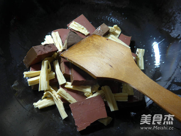 <a href=/shicai/shucai/JiuCai/index.html target=_blank><u>韭菜</u></a><a href=/shicai/mimian/FuZhu/index.html target=_blank><u>腐竹</u></a>煮<a href=/shicai/rouqin/YaXie/index.html target=_blank><u>鸭<a href=/shicai/rouqin/Xue/index.html target=_blank><u>血</u></a></u></a>的做法