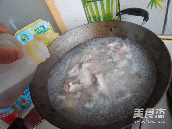 <a href=/shicai/shucai/FoShouGua/index.html target=_blank><u><a href=/shicai/shucai/FoShou/index.html target=_blank><u>佛手</u></a>瓜</u></a>鸡汤的做法