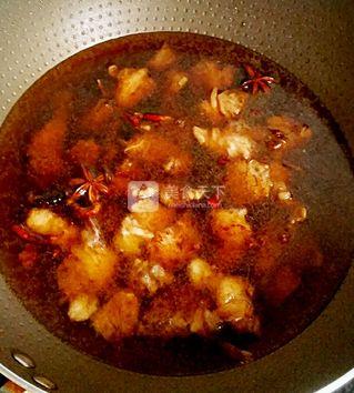 <a href=/shicai/shucai/TuDou/index.html target=_blank><u>土豆</u></a>炖<a href=/shicai/rouqin/NiuRou/index.html target=_blank><u>牛肉</u></a>