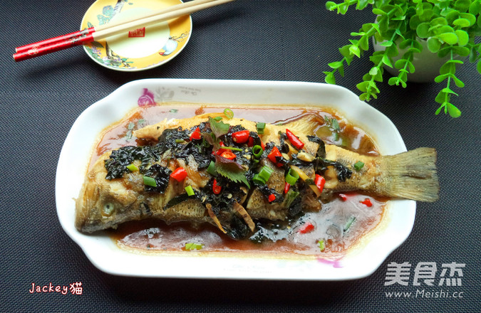 <a href=/shicai/shucai/ZiSu/index.html target=_blank><u>紫苏</u></a>烧<a href=/shicai/shuichanpin/LuYu/index.html target=_blank><u>鲈鱼</u></a>的做法