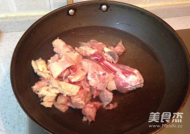 <a href=/shicai/shuichanpin/MoYu/index.html target=_blank><u>墨鱼</u></a>肚子鸡的做法