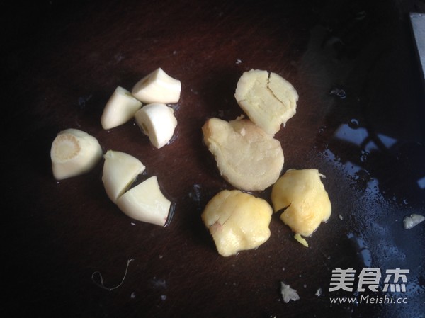 <a href=/shicai/shucai/LuoBo/index.html target=_blank><u>萝卜</u></a>烧肉的做法