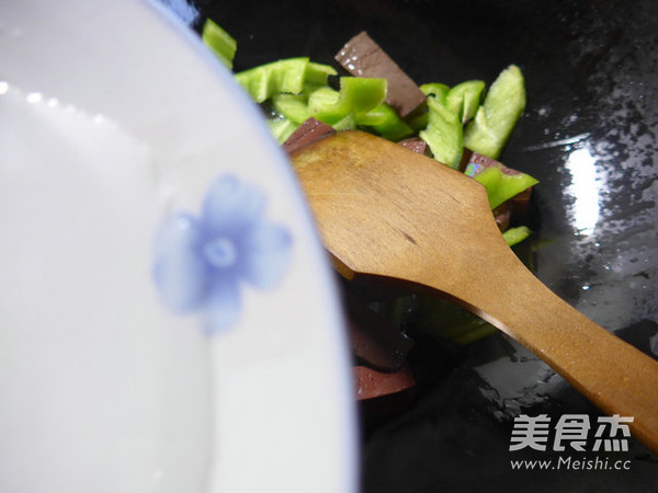 尖椒炒<a href=/shicai/rouqin/E/index.html target=_blank><u>鹅</u></a><a href=/shicai/rouqin/Xue/index.html target=_blank><u>血</u></a>的做法