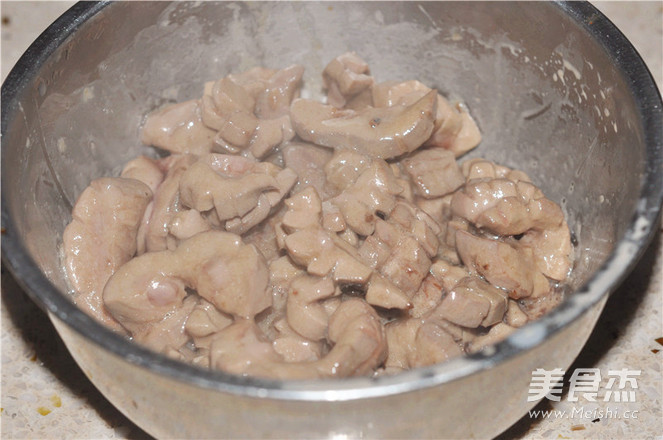 泡椒炒<a href=/shicai/rouqin/ZhuYao/index.html target=_blank><u>猪腰</u></a>花的做法