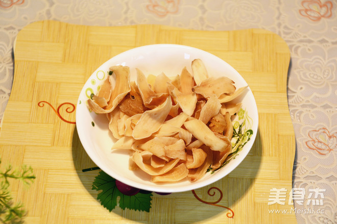 <a href=/shicai/shucai/BaiHe/index.html target=_blank><u>百合</u></a>炖雪<a href=/shicai/guopin/Li/index.html target=_blank><u>梨</u></a>的做法