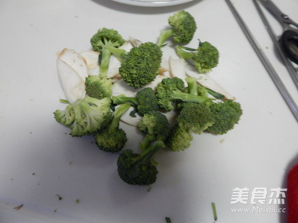 蚝油<a href=/shicai/shucai/XingBaoGu/index.html target=_blank><u><a href=/shicai/guopin/Xing/index.html target=_blank><u>杏</u></a>鲍菇</u></a>的做法