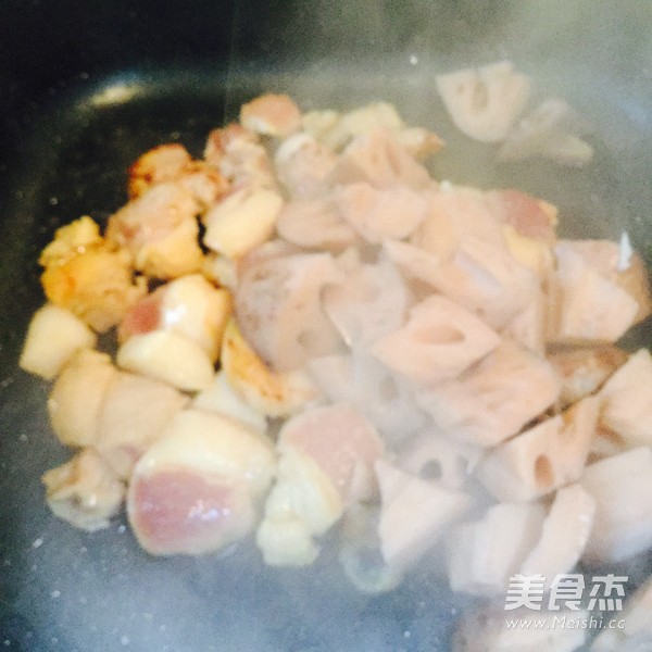 <a href=/shicai/rouqin/ZhuRou/index.html target=_blank><u>猪肉</u></a>焖<a href=/shicai/shucai/LianOu/index.html target=_blank><u>莲<a href=/shicai/shucai/Ou/index.html target=_blank><u>藕</u></a></u></a>的做法