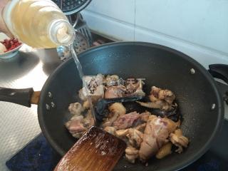 <a href=/shicai/shucai/MuEr/index.html target=_blank><u>木耳</u></a>炖土鸡