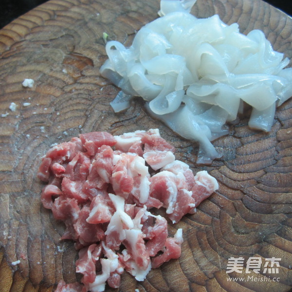 <a href=/shicai/mimian/FenPi/index.html target=_blank><u>粉皮</u></a>炒肉的做法