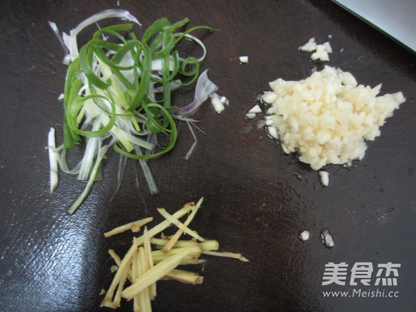 <a href=/shicai/mimian/HuangDou/index.html target=_blank><u>黄豆</u></a>酱蒸<a href=/shicai/shuichanpin/LingYu/index.html target=_blank><u>鲮鱼</u></a>腩的做法