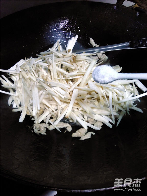 <a href=/shicai/shucai/XingBaoGu/index.html target=_blank><u><a href=/shicai/guopin/Xing/index.html target=_blank><u>杏</u></a>鲍菇</u></a>肉丝的做法