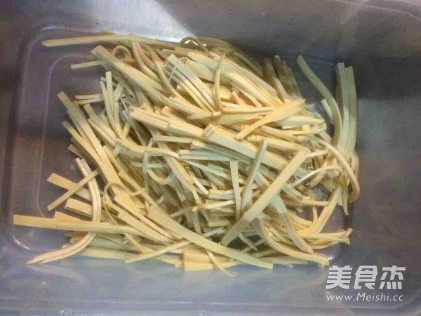 <a href=/shicai/shucai/JiuCai/index.html target=_blank><u>韭菜</u></a>百叶肉丝的做法