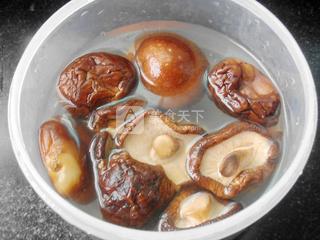 <a href=/shicai/shucai/XiangGu/index.html target=_blank><u>香菇</u></a>焖鸭