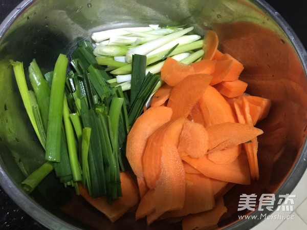 <a href=/shicai/shucai/LaJiao/index.html target=_blank><u>辣椒</u></a>红<a href=/shicai/shucai/LuoBo/index.html target=_blank><u>萝卜</u></a><a href=/shicai/rouqin/PaiGu/index.html target=_blank><u>排骨</u></a>的做法