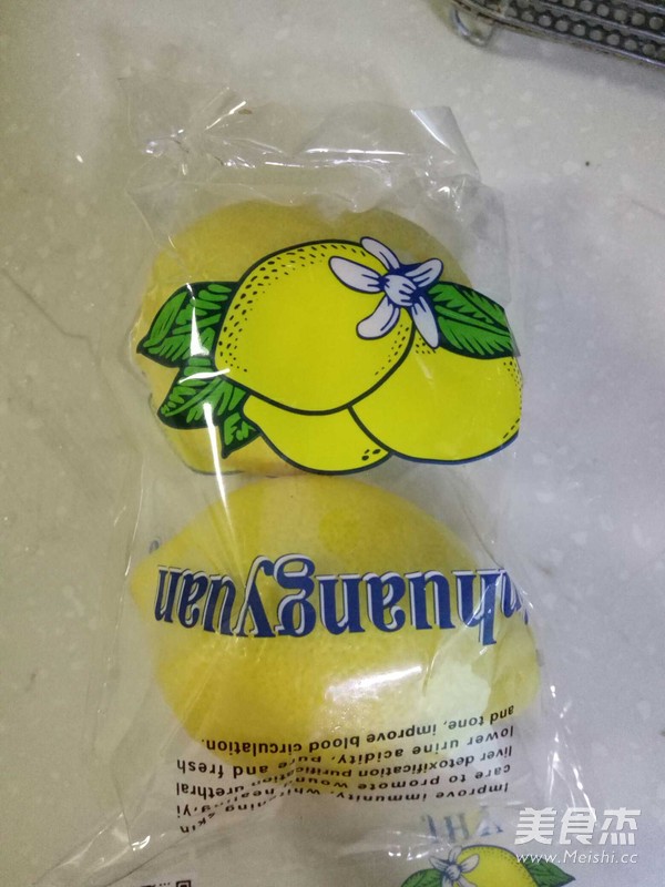 <a href=/shicai/guopin/NingMeng/index.html target=_blank><u>柠檬</u></a><a href=/shicai/diaoweipin/FengMi/index.html target=_blank><u>蜂蜜</u></a>的做法